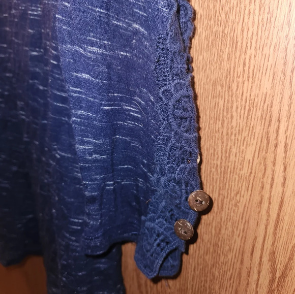 💓 3/$10 Lily Rose XS Blue Pretty Top With Crochet Sleeves - Picture 4 of 12